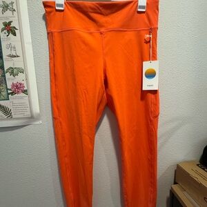 Vuori Women's stride Leggings in pomelo